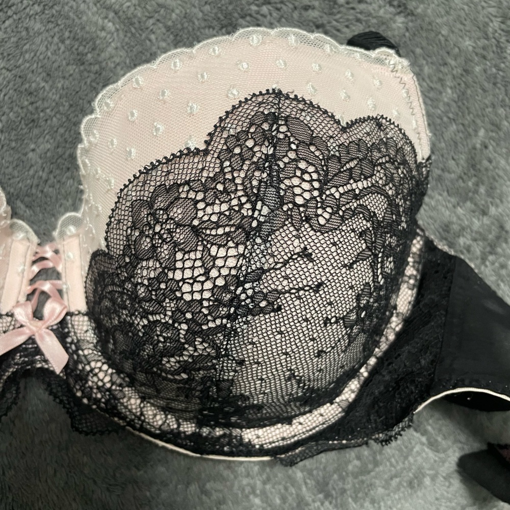 Victoria's Secret DREAM ANGELS LINED DEMI BRA 
32DDD Black and Pink Lace Bra - Picture 4 of 4